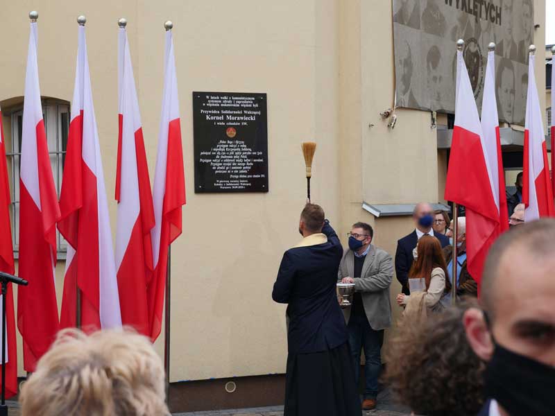Zdj. nr 4 Moment poświęcenia tablicy przez kapelana Solidarności Walczącej Księdza Marcina Werczyńskiego